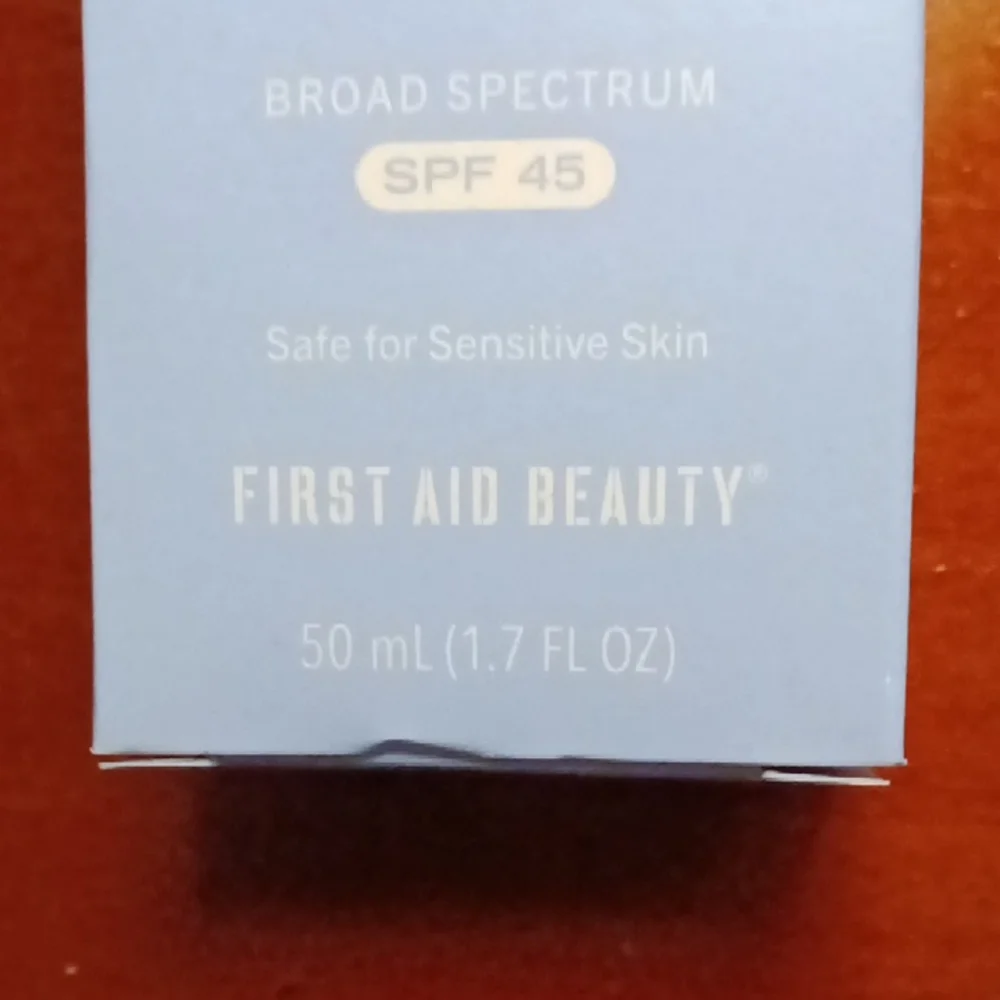 First Aid Beauty Hydrating Sunscreen Milk SPF 45 - Light Blue